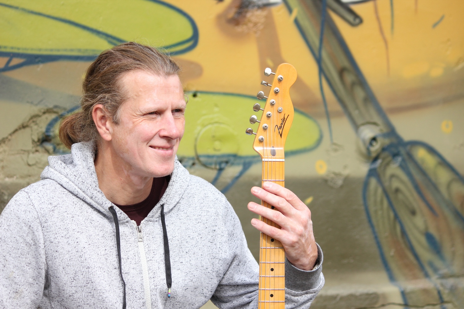 Foto von Matthias Lehfeldt mit Gitarre